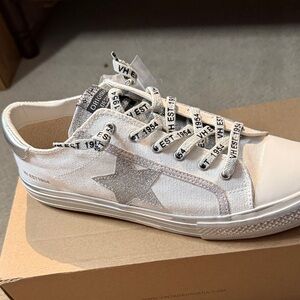 Vintage Havana Women's White and Silver Star Sneakers